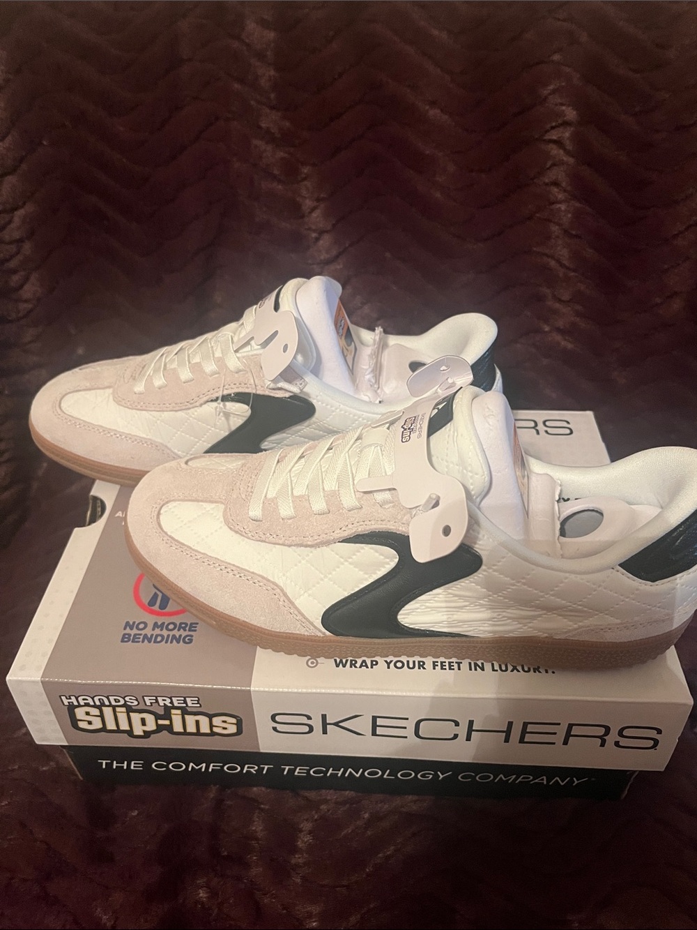 Skechers Womens White Quilted Sneakers with Black Accents size 7. NWT